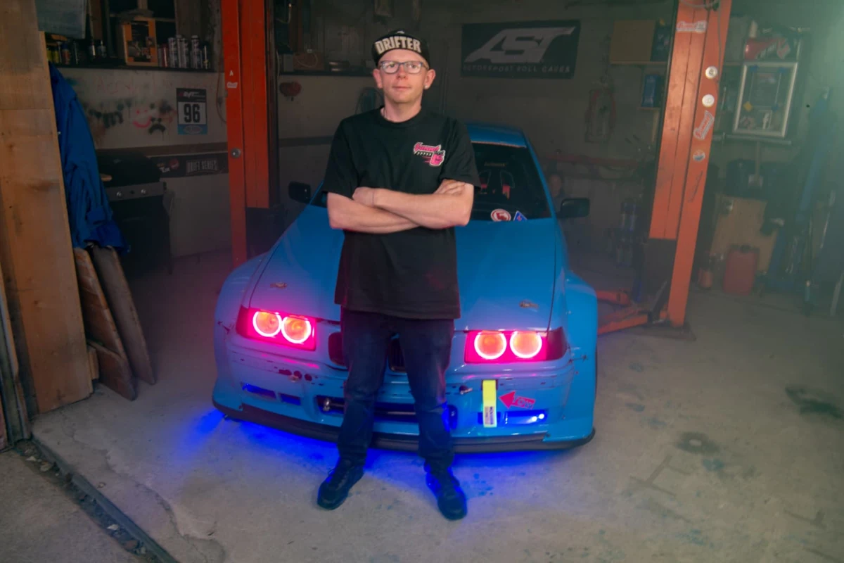 Michael Müller vor seinem blauen BMW in der Werkstatt